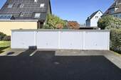 Hof mit Garagen - 