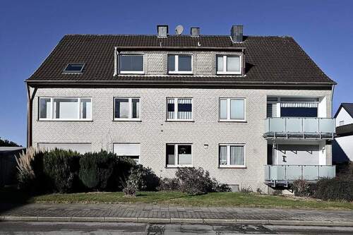 Hausansicht vorne - Attraktives Mehrfamilienhaus 6 Balkone 4 Garagen Garten in Bochum provisionsfrei zu verkaufen!