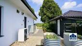 Seitenansicht und Wärmepumpe - 