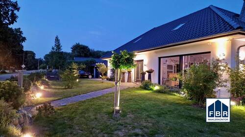Vorgarten mit Beleuchtung - Einfamilienhaus mit 181,90 m&sup2; in Langenhagen / Techentin zum Kaufen