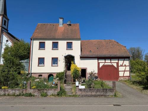 Hausansicht - Liebhaberobjekt mit unverwechselbarem Charakter.