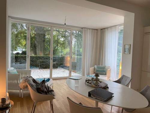 Essbereich mit Blick in den Wintergarten - Terrassenwohnung mit 177,80 m² in Hamburg zur Miete