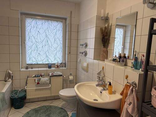 Badezimmer - 3 Zimmer Etagenwohnung zum Kaufen in Gelsenkirchen