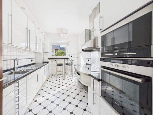 Helle Küche mit Essecke - 