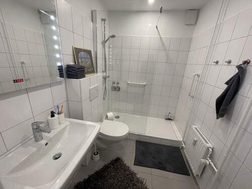 Große Dusche - 5 Zimmer Etagenwohnung in Hamburg