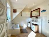 Helles Masterbad mit Badewanne... - 