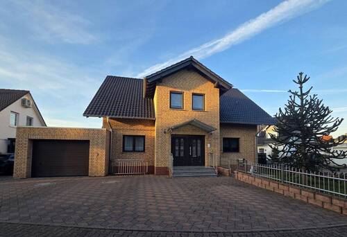 Haus Frontansicht - Freistehendes Zweifamilienhaus mit großem Garten