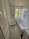Bad mit Wanne - 2 Zimmer Etagenwohnung in Hoyerswerda