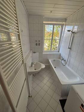 Bad mit Wanne - 2 Zimmer Etagenwohnung in Hoyerswerda