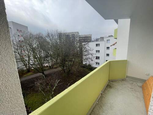 Balkon mit Ausblick - Etagenwohnung mit 86,60 m&sup2; in Frankfurt am Main zur Miete