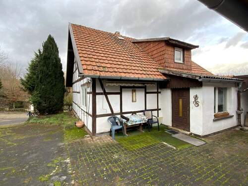 Hof und Hauseingang - Einfamilienhaus mit 125,00 m&sup2; in Holzsußra zum Kaufen