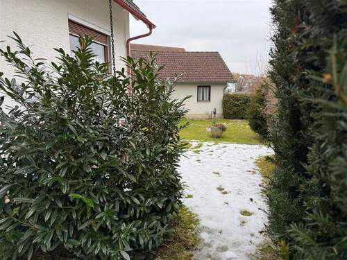 Hauseingang zur Doppelgarage - 