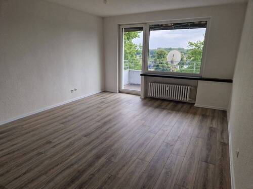 Wohnzimmer - Helle, frisch renovierte 3-Zimmer-Wohnung mit Balkon