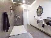 Badezimmer mit Dusche - 