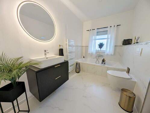 Badezimmer mit Badewanne - 