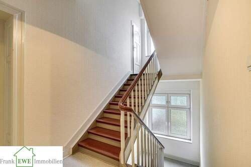 Treppenhaus, 4-Zimmer-Wohnung u Garten, Kauf Düsseldorf Eller, Frank Ewe Immobilienmakler Düsseldorf Hassels - 3 Zimmer Etagenwohnung zum Kaufen in Düsseldorf / Eller