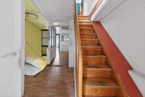 geräumiges Treppenhaus - 