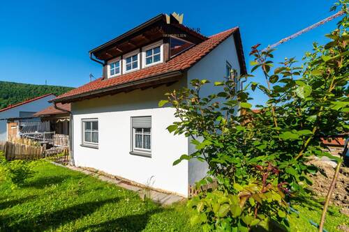 Außenansicht - Zwei Wohnungen unter einem Dach - Vielfältig nutzbares Haus in idyllischer Randlage von Metzingen-Glems