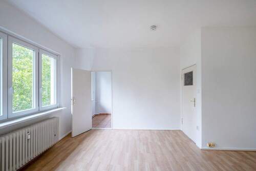 Blick vom Zimmer in Richtung Küche - 1 Zimmer Etagenwohnung zum Kaufen in Berlin