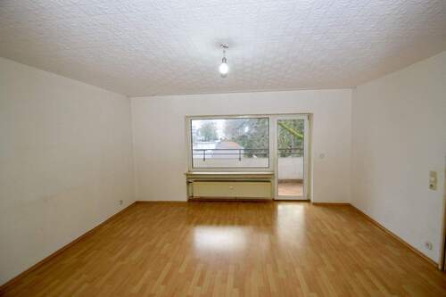 Wohnzimmer mit Zugang zum Balkom - 