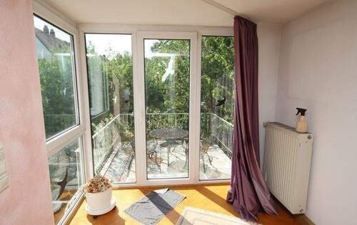 Blick vom Wohnzimmer zum Balkon - 3 Zimmer Einfamilienhaus zur Miete in Eschwege