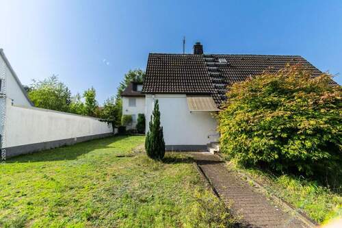 Hausansicht mit Eingang - 4 Zimmer Einfamilienhaus zum Kaufen in Neu-Isenburg