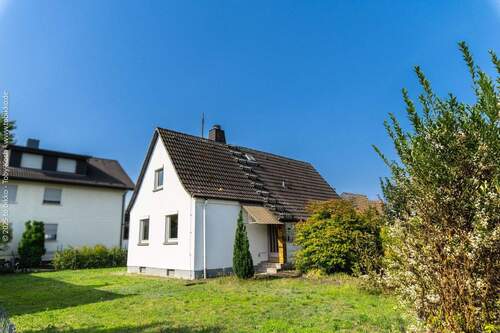 Hausansicht seitlich - 4 Zimmer Einfamilienhaus in Neu-Isenburg