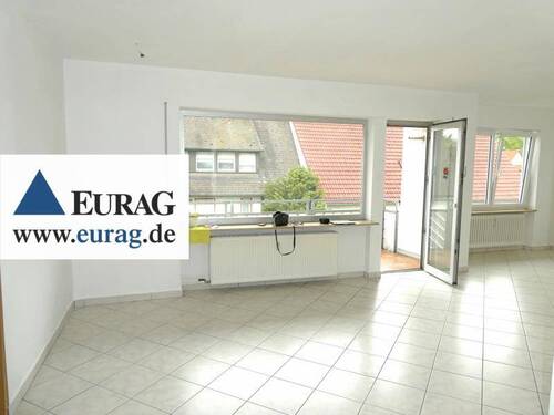 Wohnzimmer - N-Werderau: Schöne 3-Zi-Whg. im 1.OG eines 3-FH, großer Balkon, Blick ins Grüne, Garage, 2 Keller