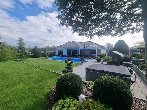 Blick zum Pool - Einfamilienhaus mit 258,00 m² in Neuruppin zum Kaufen