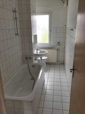 Bad mit Wanne - 4 Zimmer Etagenwohnung zur Miete in Möckern