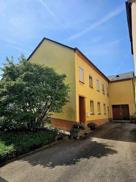 Ansicht von der Straße aus - Einfamilienhaus mit Charme, Naturgarten und Scheune