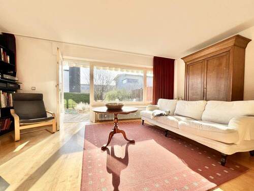 Wohnzimmer mit Zugang zur Terrasse - 