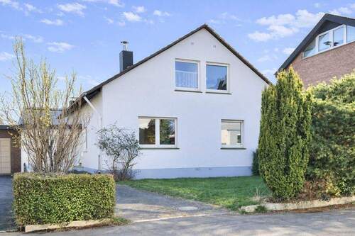 Hausansicht Straßenseite - Einfamilienhaus mit 138,80 m&sup2; in Detmold zum Kaufen