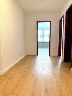 Eingangsbereich mit Blick in die Küche - 3 Zimmer Etagenwohnung zur Miete in Nürnberg