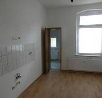 2-Zimmer-Erdgeschoß-Wohnung mit großer Küche mit Eßplatz, Wannenbad mit Duschaufsatz und Sitzterrasse im HofHausgart... - Reichenbach