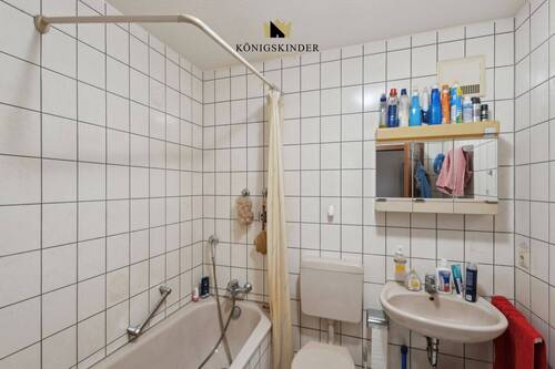 Bad mit Badewanne - 1 Zimmer Etagenwohnung zum Kaufen in Backnang
