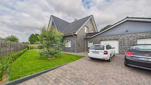 Innenhof - Großzügiges Einfamilienhaus mit Garage, Carport & Garten in ruhiger Lage von Herzlake