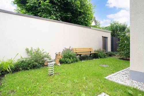 Grünanlage mit Spielbereich - 