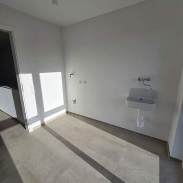 großzügiger Hauswirtschaftsraum mit Tageslicht - 