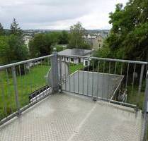 4-Zimmer-DG-Wohnung mit Balkon mit Ausblick in relativ ruhiger Stadtlage (Nebenstraße - nur 5 Gehminuten zum Zentrum). - Reichenbach