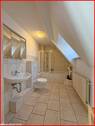 Badezimmer im Dachgeschoss - 