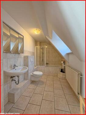 Badezimmer im Dachgeschoss - 