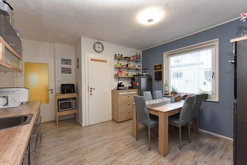 Küche mit EBK und Speisekammer - 