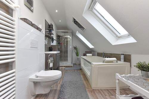 exquisites Vollbad mit freistehender Badewanne - 