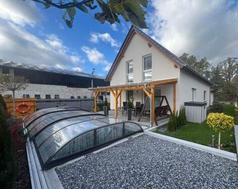 Haus mit Pool Sicht Terrasse.jpg - Einfamilienhaus mit 152,00 m&sup2; in Leipzig zum Kaufen