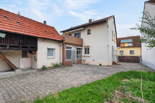 Hofansicht - 4 Zimmer Mehrfamilienhaus, Wohnhaus in Linkenheim-Hochstetten / Hochstetten