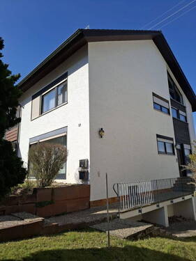 Aussenansicht_seitlich Eingang - 8 Zimmer Einfamilienhaus in Birkenfeld