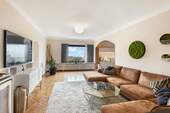 1. OG Wohnzimmer - Gepflegtes Domizil für zwei Generationen im Herzen des Taunus