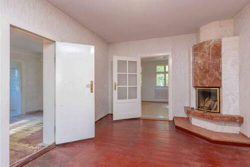 Zimmer 2 mit Kamin und Blick zu Zimmer 3 - 8 Zimmer Einfamilienhaus zum Kaufen in Dallgow-Döberitz