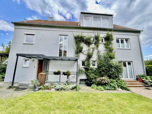 Ansicht vom Garten 1 - Traumhaftes 1-2 Familienhaus in der Freisinger Innenstadt - Ruhe, Privatsphäre und viel Platz!